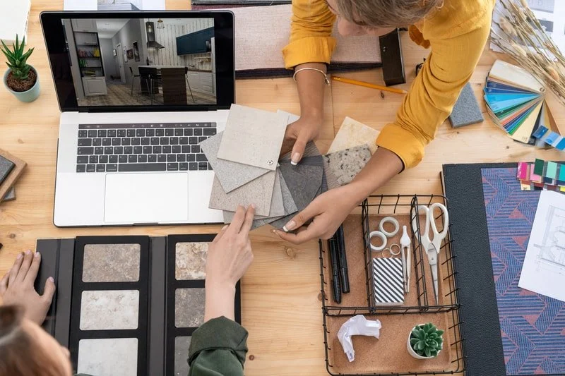 La empleabilidad de la licenciatura en diseño de interiores comprende el diseño de espacios comerciales, residenciales y escénicos