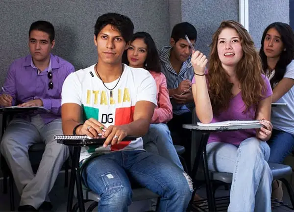 Nuestros estudiantes se desarrollan en un ambiente universitario, donde se promueve los valores que rigen nuestra universidad: el respeto, la cultura del esfuerzo y el trabajo en equipo.