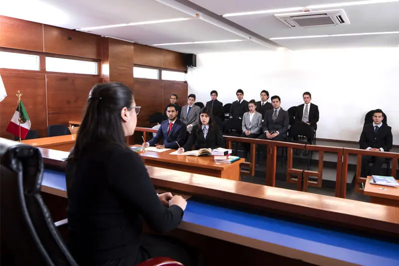 Al estudiar una maestría en Juicios Orales aplicarás el marco legal en cada una de las etapas que conforman este tipo de procesos.