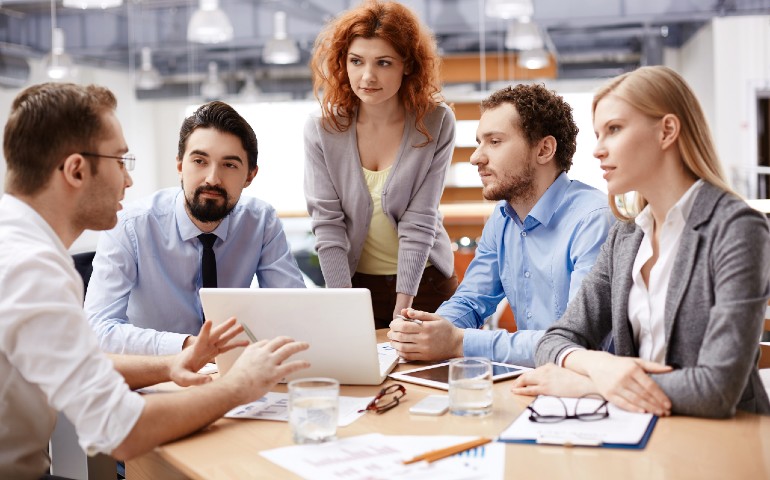 beneficios-de-estudiar-en-linea-jovenes-hablan-en-reunión