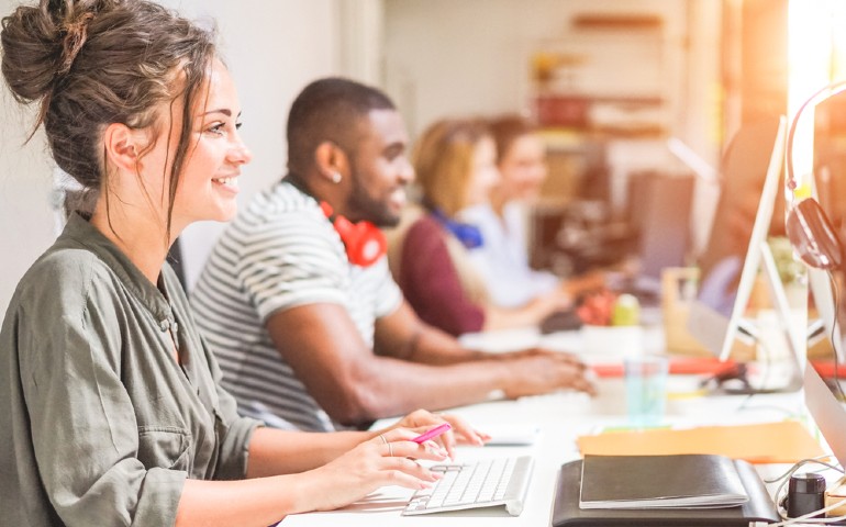 carrera_de_mercadotecnia_y_publicidad_entornos_digitales_estudiantes_en_computadora