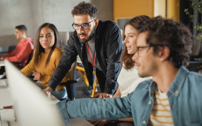 carreras-para-cuidar-el-ambiente-estudiantes-hablan-con-profesor
