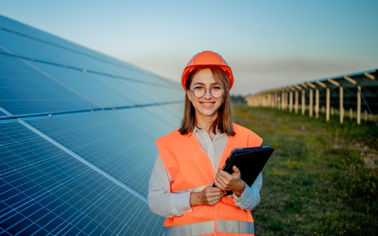 carreras-para-cuidar-el-ambiente-joven-ingeniera-revisa-celda-solar