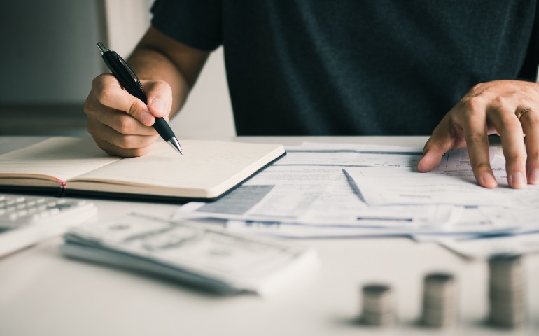 diferencia-entre-estudiar-en-linea-presencial-estudiante-hace-tarea