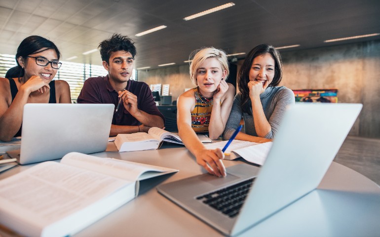 estudiar-en-linea-grupo-de-estudiantes-en-clase-online