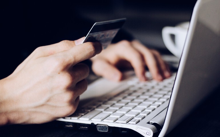 estudiar-la-universidad-en-linea-manos-reallizan-pago