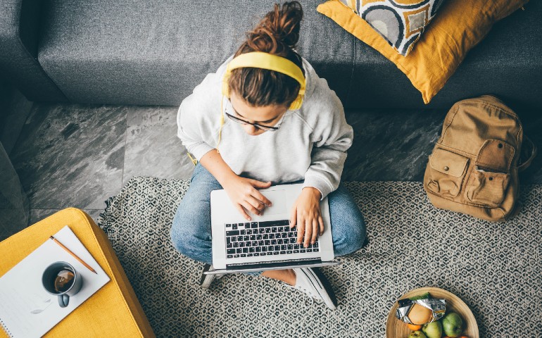 estudiar-una-licenciatura-presencial-y-en-linea-estudiante-trabaja-computadora