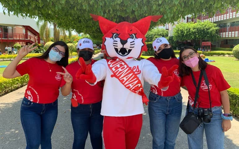 estudiar_en_uvm_estudiantes_posan_con_mascota_uvm