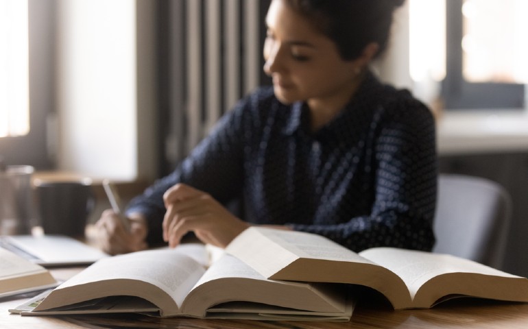 figuras_retoricas_mujer_toma_nota