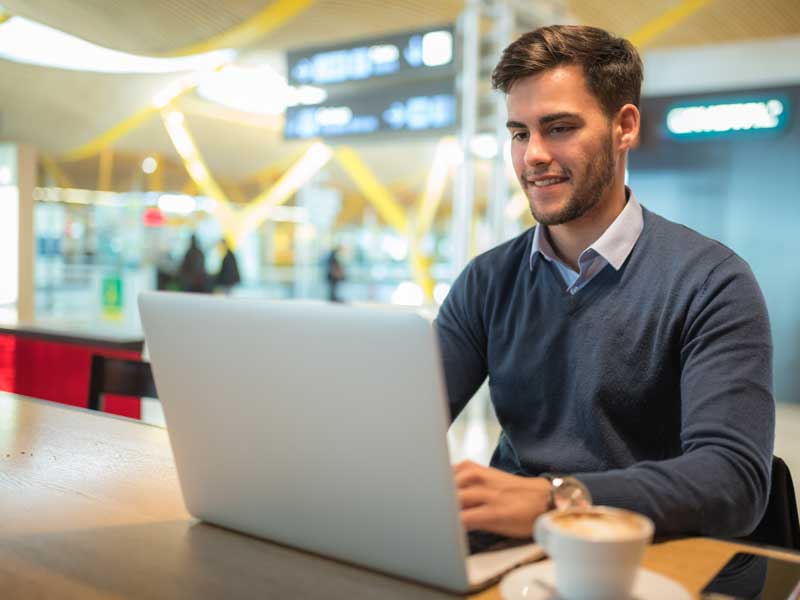 Hombre ejecutivo aprendiendo inglés en laptop