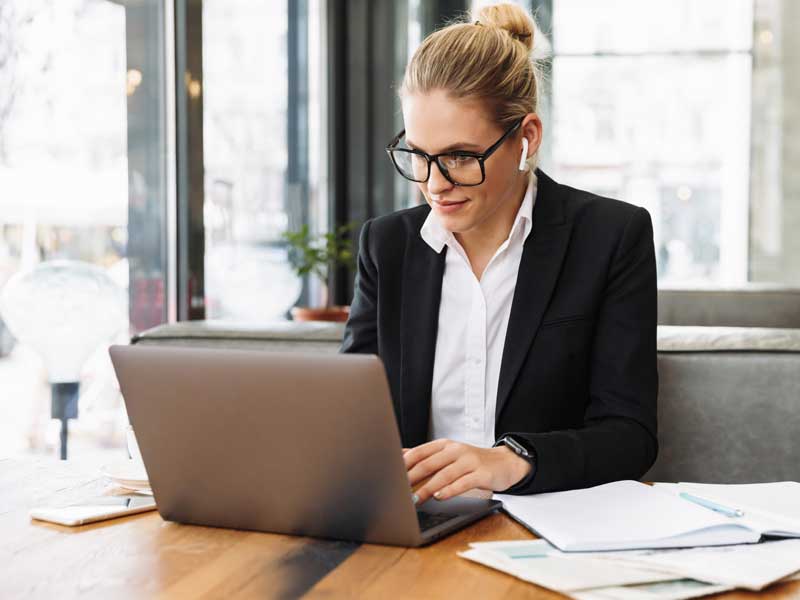 Estudiante de maestría trabajando en laptop 
