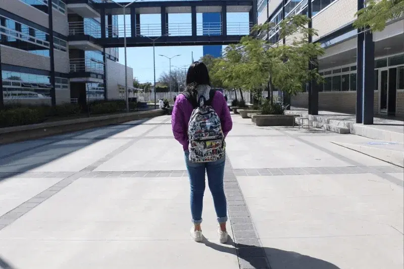 Alumna en instalaciones de Prepa UAEM UNITEC