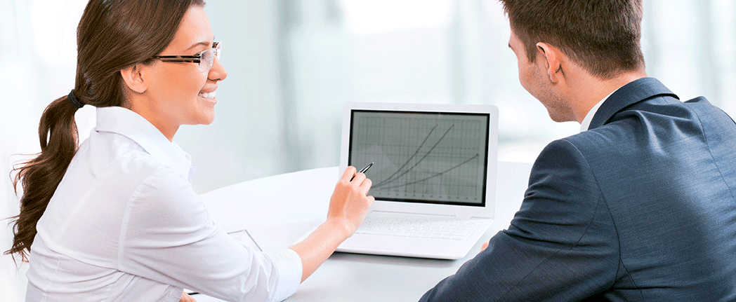 Adultos estudiando licenciatura ejecutiva en computadora