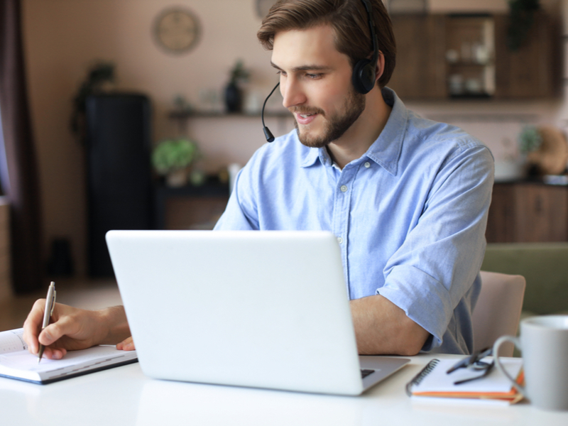 Alumno de UVM aprende en línea