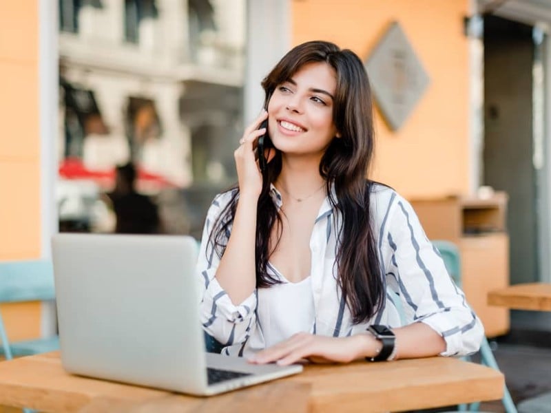 aprender-ingles-mujer-ejecutiva-trabaja-en-computadora-y-habla-por-telefono