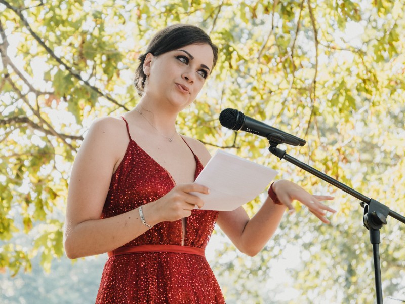 becas-culturales-mujer-joven-recita