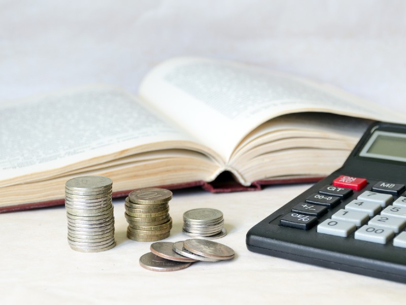 becas-para-estudiar-la-universidad-libros-y-calculadora