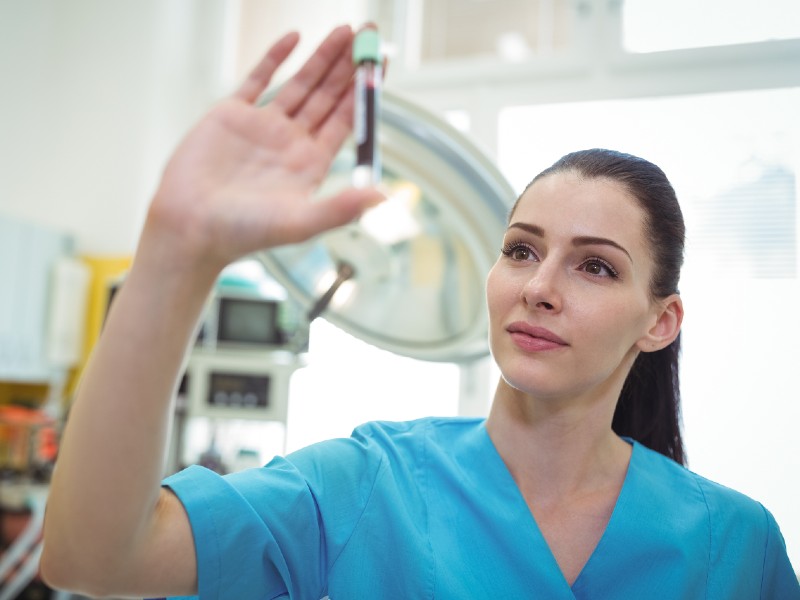 campo-laboral-enfermeria-mujer-sostiene-tubo-de-ensayo