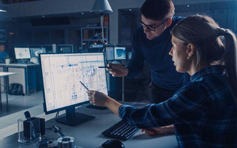 carrera_en_ciencia_de_datos_mujer_joven_muestra_pantalla_de_computadora