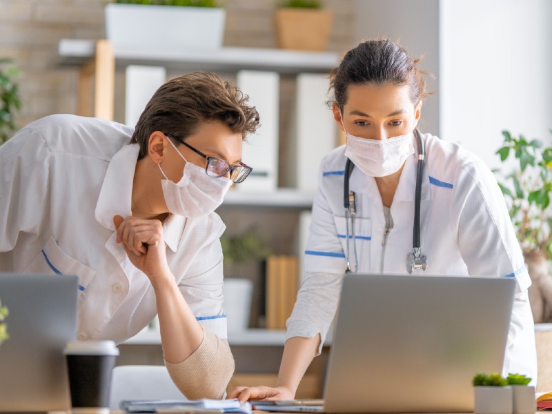 carreras-con-mejor-salario-medicina-doctores-analizan-diagnostico