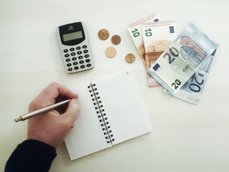 carreras-en-las-que-ganas-mas-dinero-finanzas-manos-calculan-porcentaje