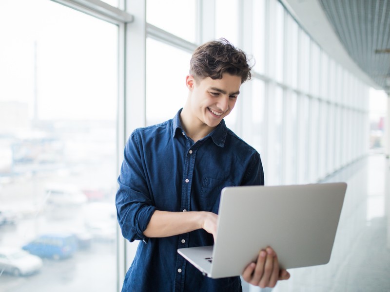carreras-mejor-pagadas-hombre-joven-trabaja-en-computadora