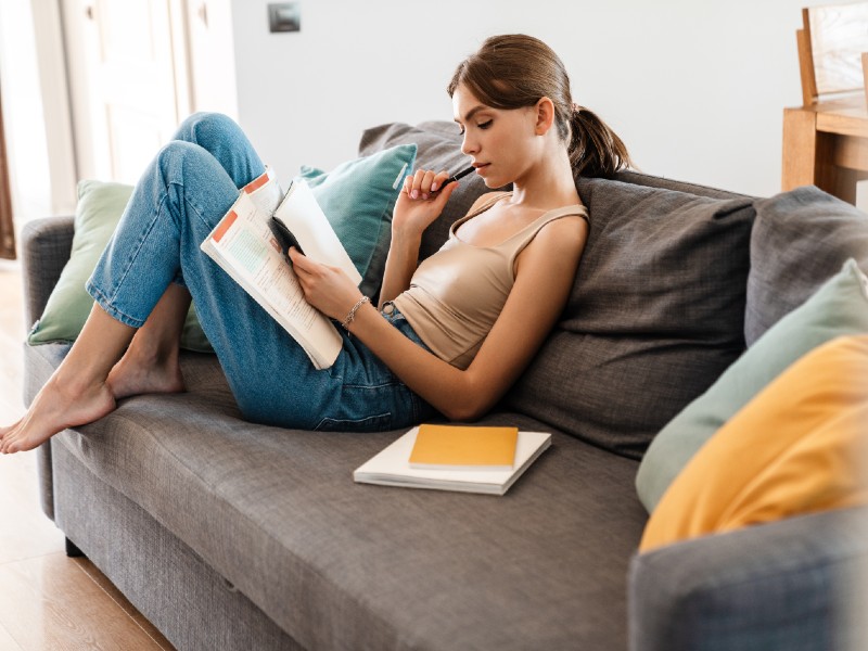 carreras-mejor-pagadas-mujer-joven-piensa-mientras-escribe