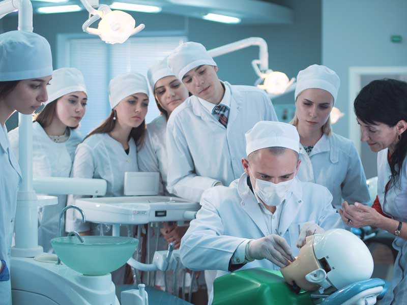 Cómo es estudiar odontología en UVM