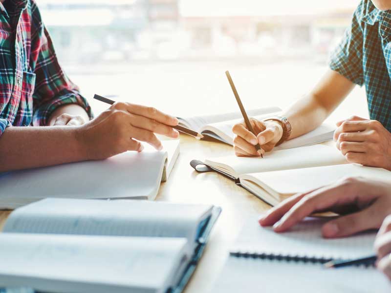 Alumnos estudiando para el examen IPN