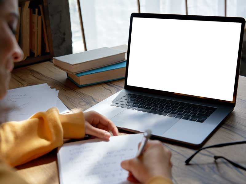 Mujer estudiante haciendo el examen IPN 2023