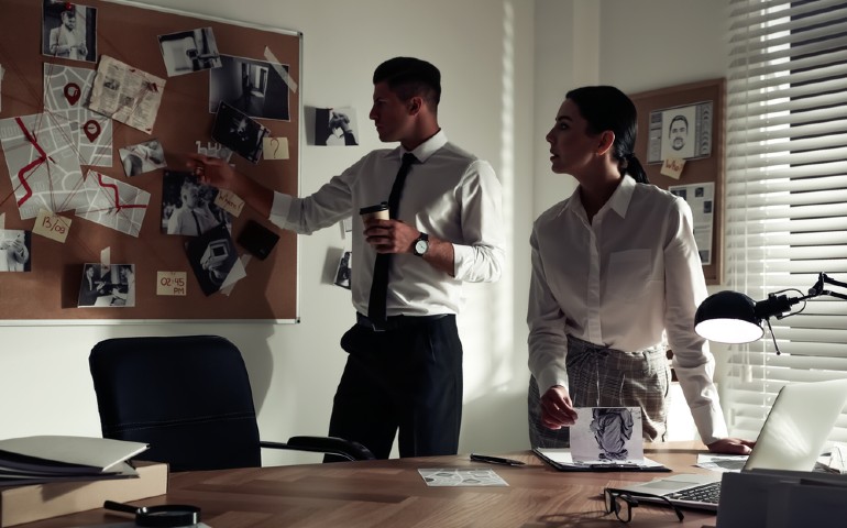 criminologia_en_mexico-detectives-analizan-pistas-en-pizarron