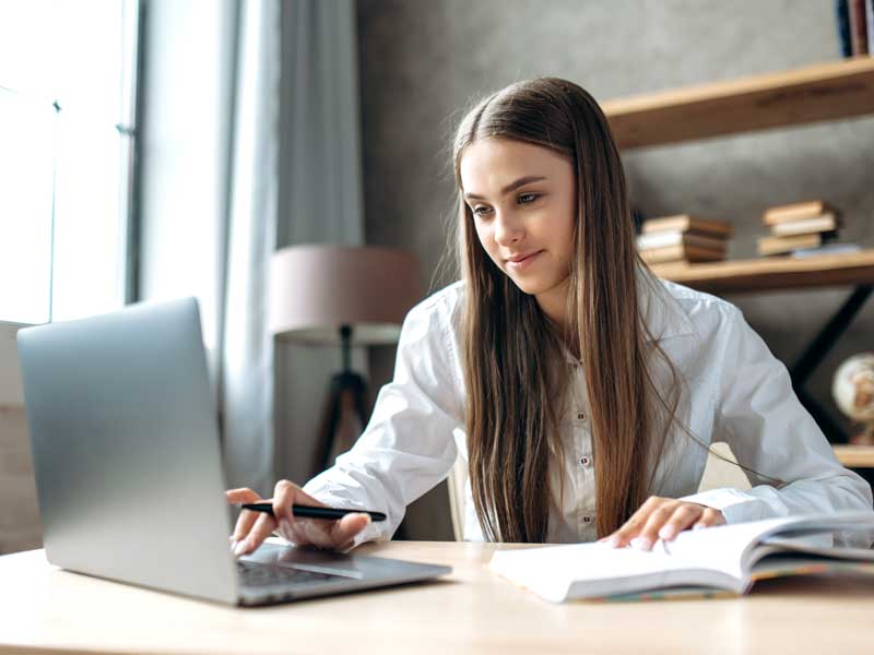 Mujer estudiante revisando Convocatoria IPN en línea