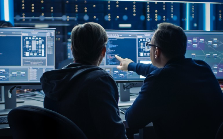 cuanto_gana_un_ingeniero_en_ciencia_de_datos_estudiante_revisando_pantalla