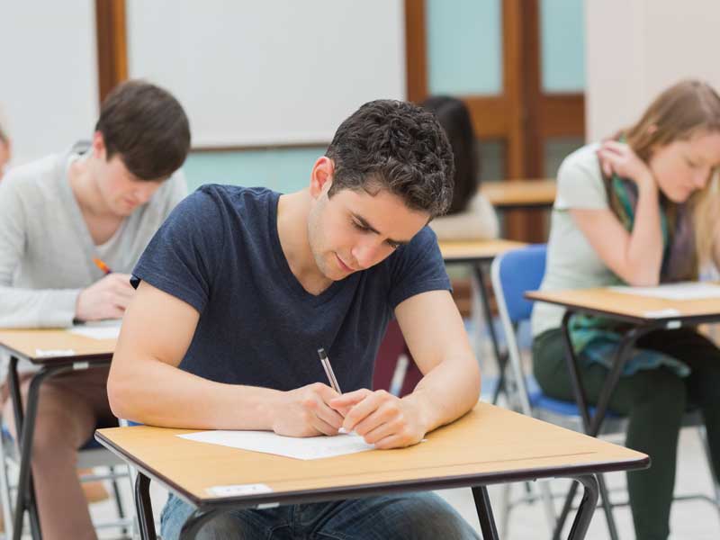 Alumnos presentando el examen EGEL