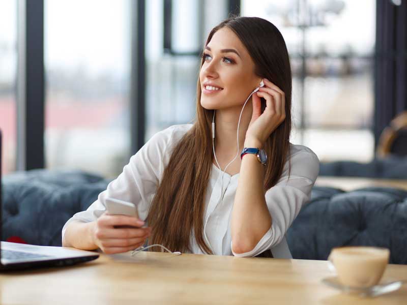 Ejecutiva tomando curso de inglés en línea en el celular