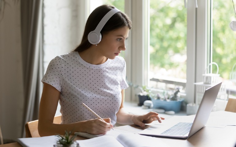 entrar_a_la_universidad_mujer_joven_trabaja_en_computadora