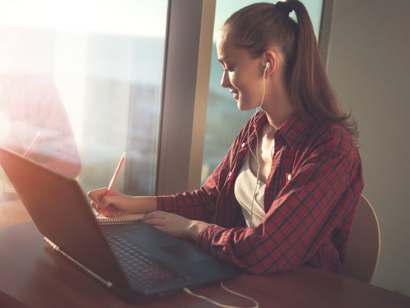 estudiar-en-el-extranjero-en-linea-estudiante-trabaja-en-computadora