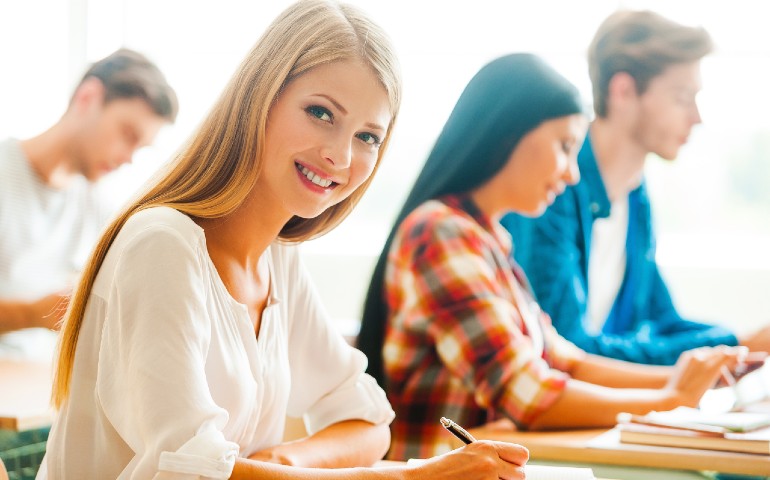 estudiar-en-línea-estudiante-toma-clase-presencial