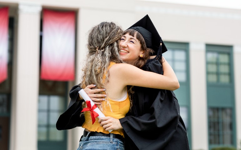estudiar-en-linea-joven-graduada-abraza-a-su-familia