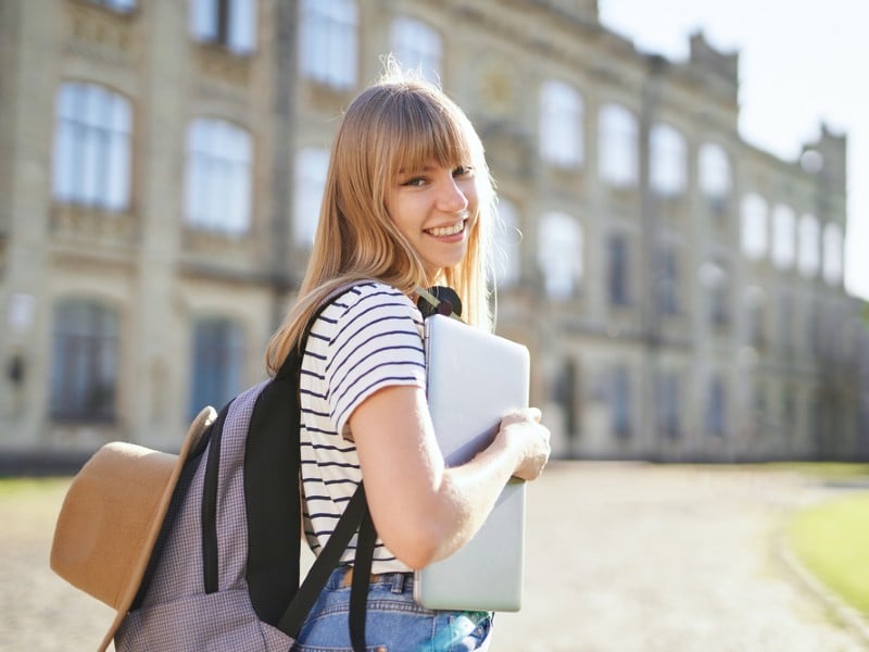 estudiar-en-otros-países-estudiante-conrie-mientras-carga-su-mochila