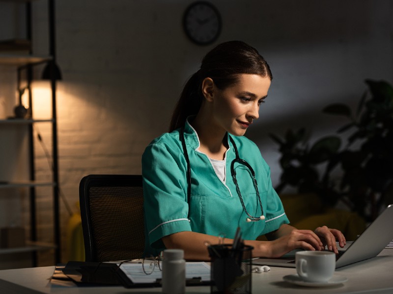 estudiar-enfermería-joven-mujer-trabaja-en-proyecto