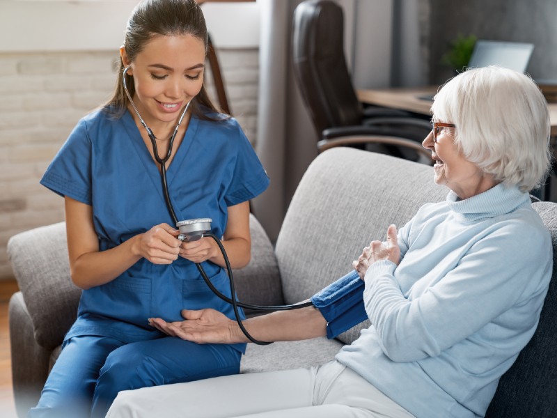 estudiar-para-enfermero-mujer-toma-presion-arterial