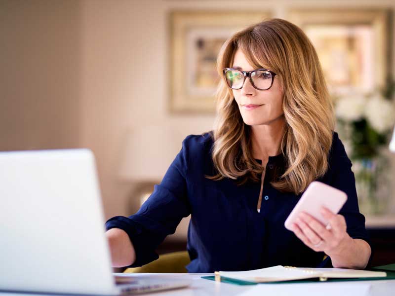 Mujer ejecutiva estudiando una maestría como propósito de año nuevo