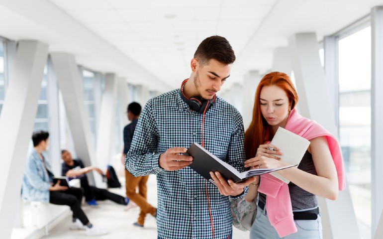 estudiar_la_universidad_estudiantes_revisan_sus_apuntes