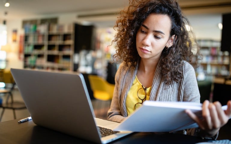 examen-de-orientacion-vocacional-mujer-joven-estudia-en-computadora