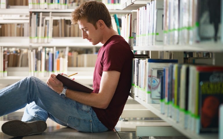 figuras_retoricas_hombre_joven_estudia_en_biblioteca