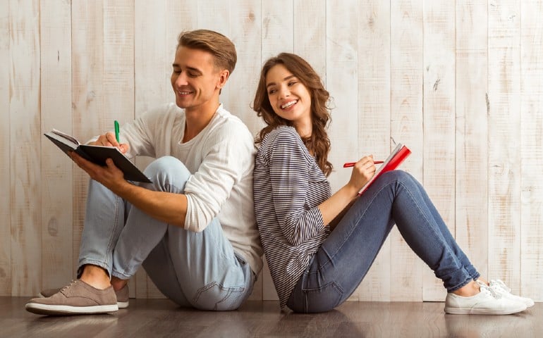 figuras_retoricas_jovenes_sonrien_y_escriben