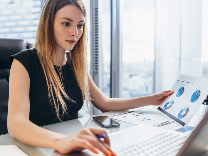 Mujer ejecutiva buscando financiamiento educativo UVM