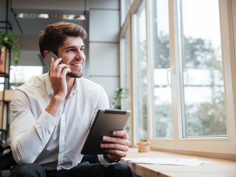 hombre-ejecutivo-tomando-curso-de-ingles-en-linea