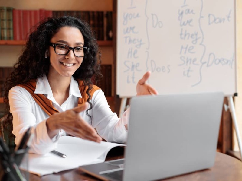 licenciatura_en_educacion_mujer_joven_da_clases_en_linea